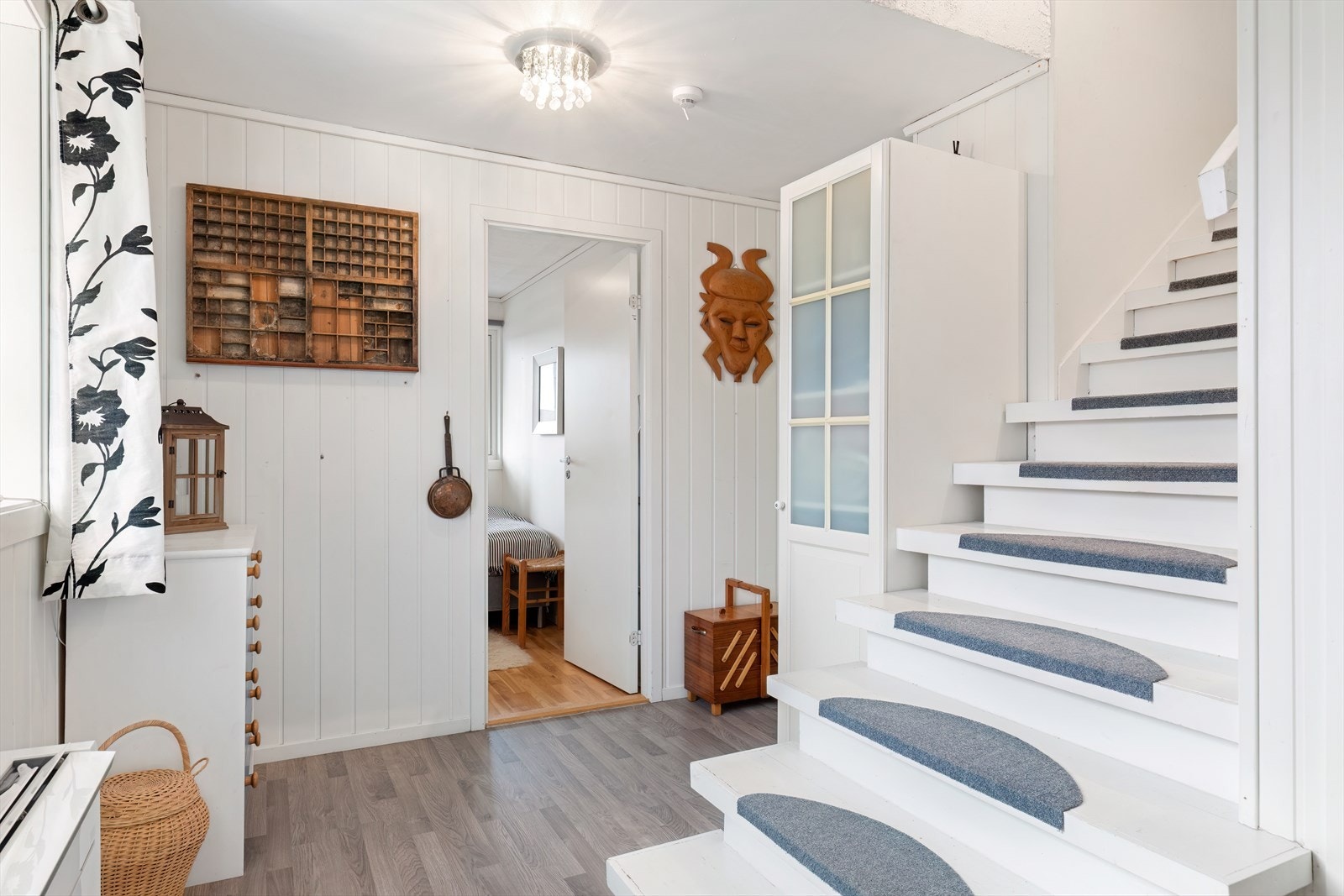 Trappen i tre har malte overflater og fører til andre etasje med en romslig gang. Galleribilde