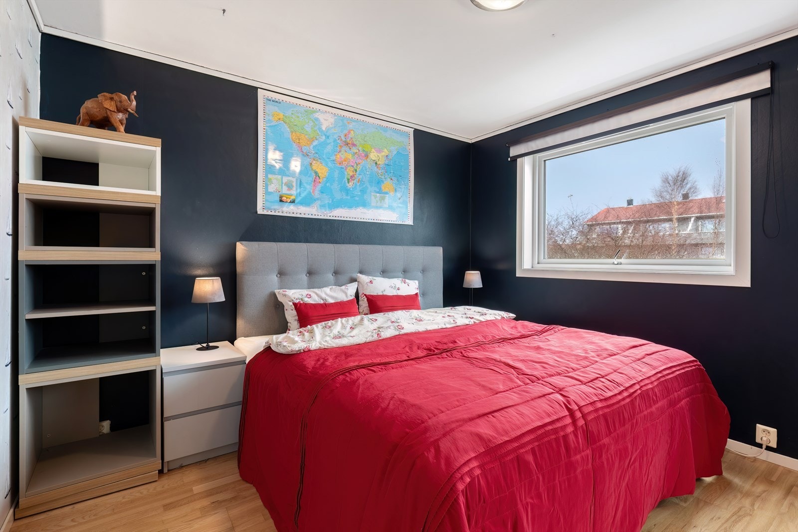 Hovedsoverommet har et stort vindu som slipper rikelig med lys inn Galleribilde