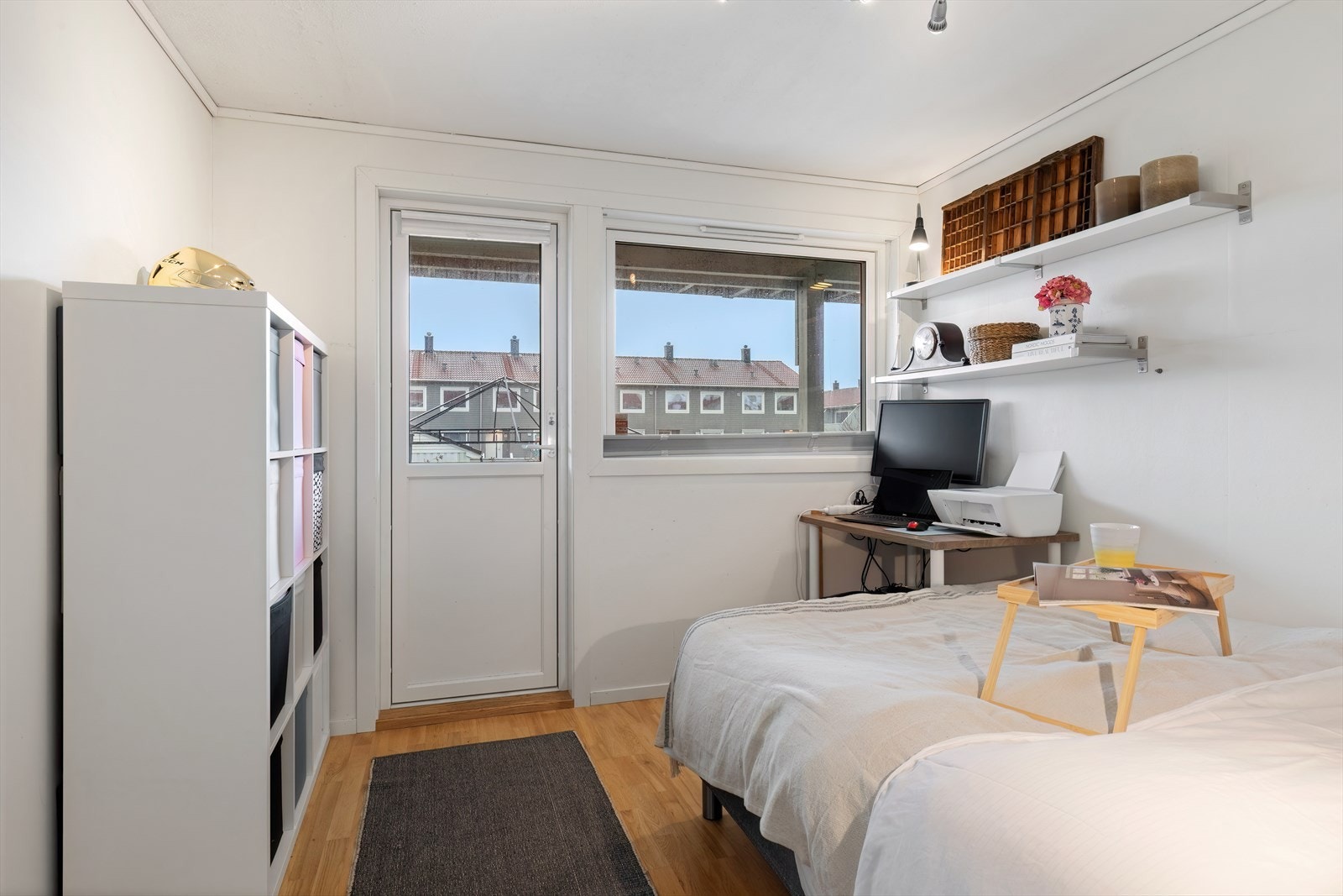 Soverom 2 brukes delvis som kontor, med utgang til terrassen. Galleribilde