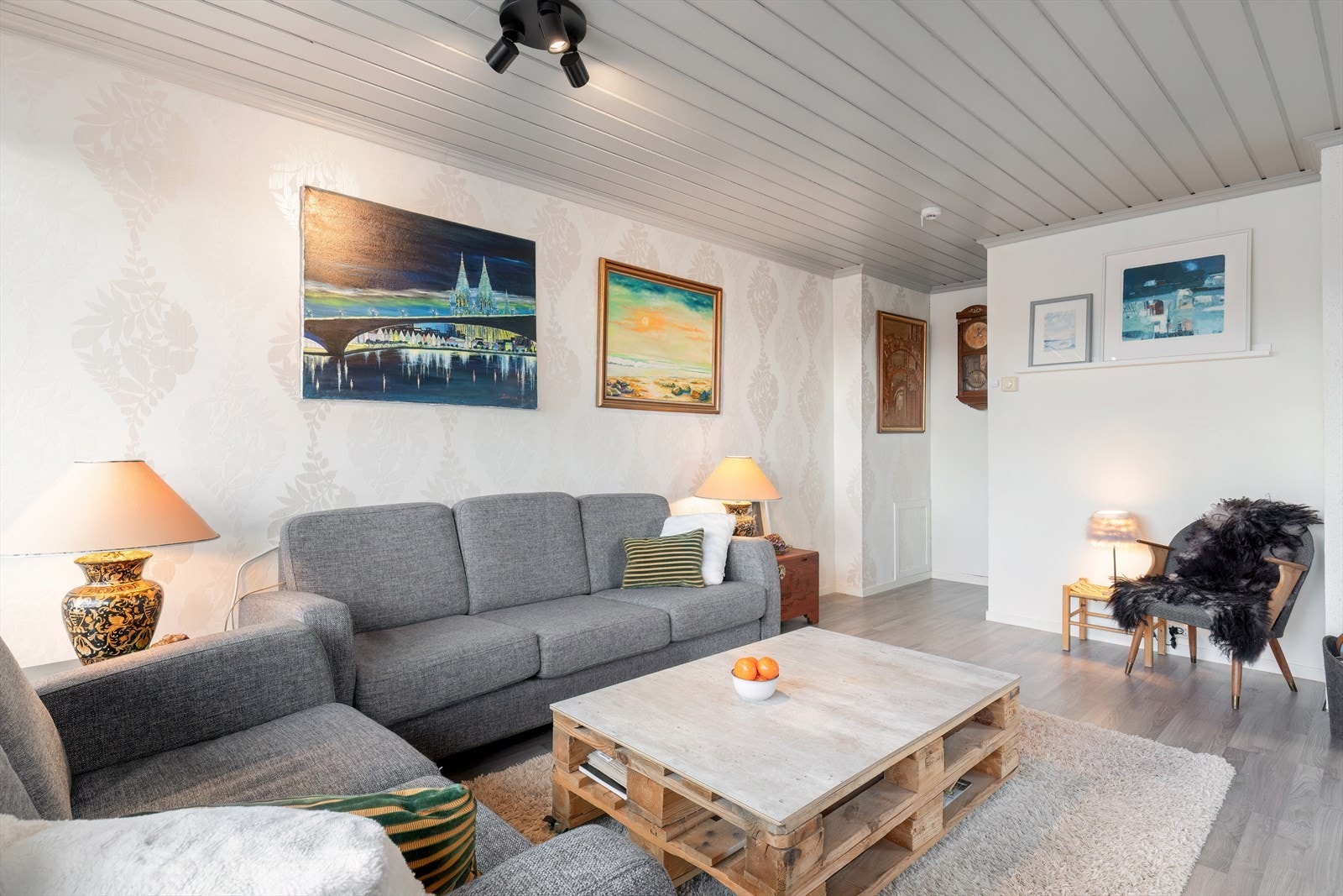 Flott dekorativ tapet gir et rent uttrykk i oppholdsrommet. Galleribilde