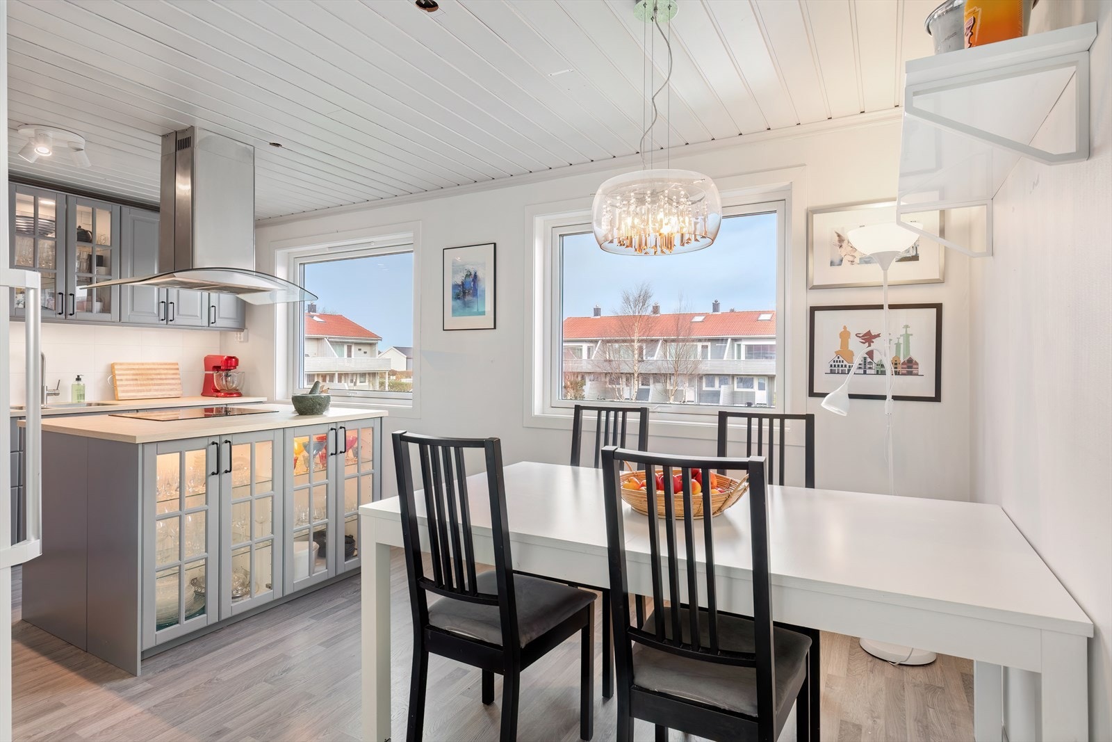 To store vinduer gir godt lysinnslipp til spiseområdet. Galleribilde