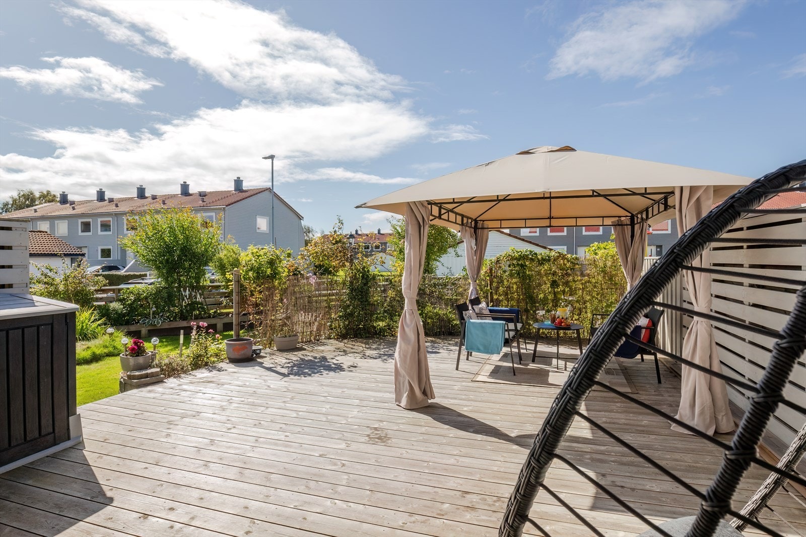 Plass til flere sittegrupper gir muligheter for sosialt samvær på terrassen. Galleribilde