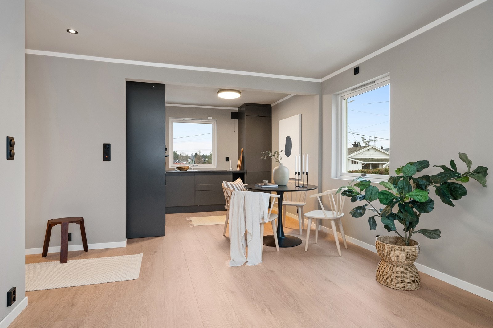 Det er en åpen stue /kjøkken løsning som skaper en sosial og luftig atmosfære Galleribilde