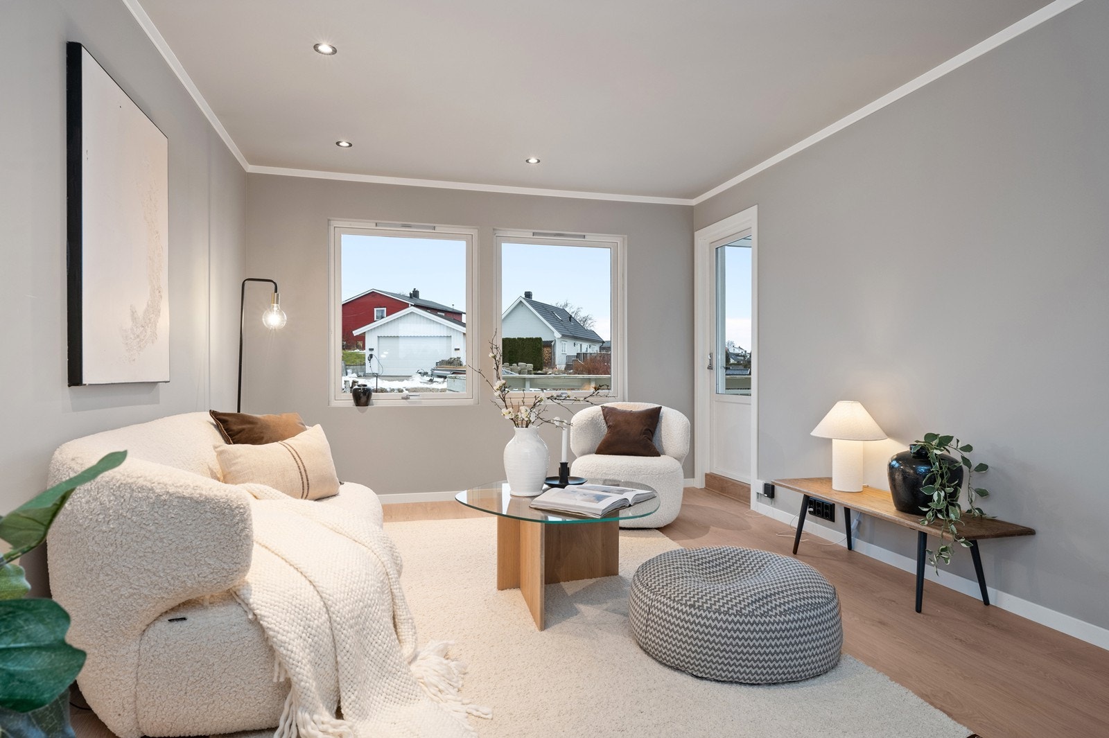 Gjennomførte overflater gir stuen et stilrent og moderne preg. Galleribilde