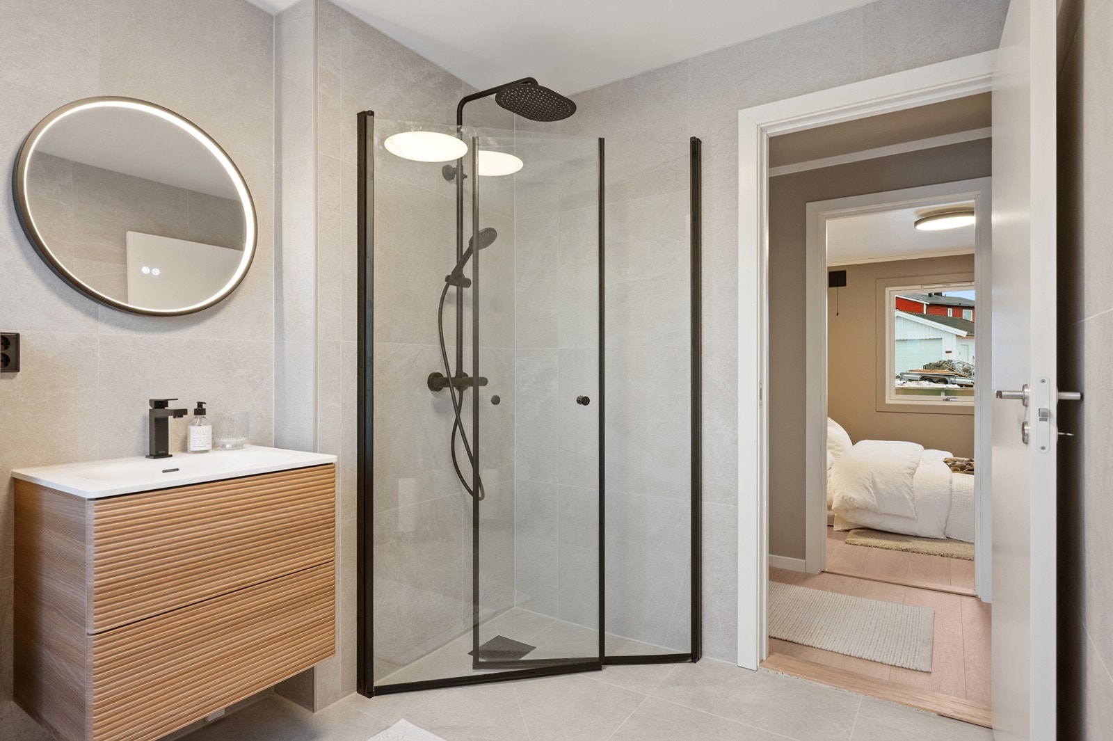 Moderne og lekkert bad/vaskerom med gjennomført design. Galleribilde