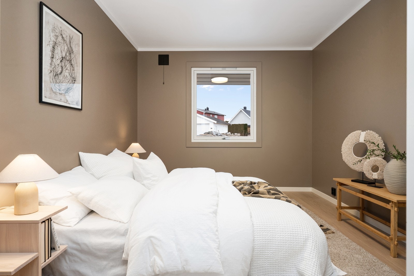 Romslig og innbydende soverom med god plass til seng og garderobeløsninger. Galleribilde