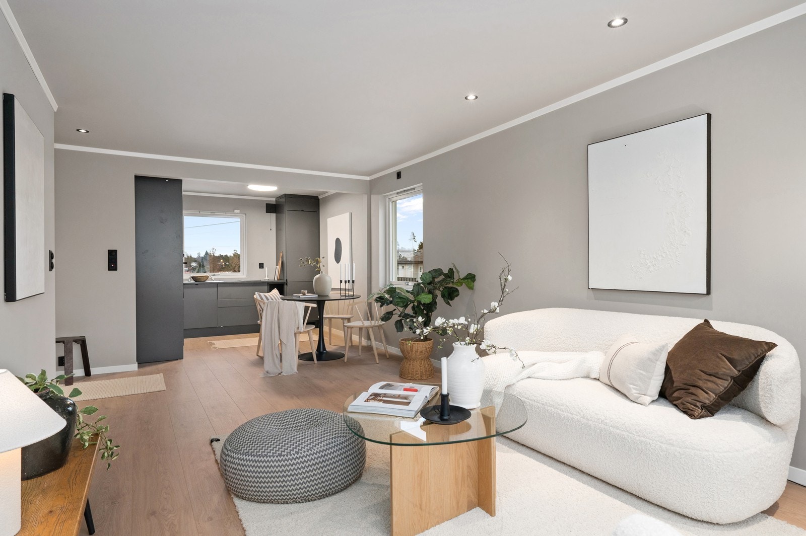 Stuen fungerer som boligens naturlige samlingspunkt med utgang til veranda. Galleribilde