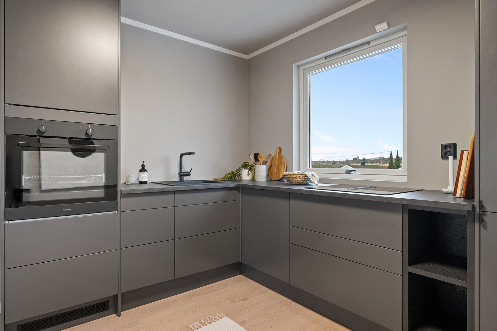 Stilrent kjøkken med gode arbeidsflater og praktisk utforming Galleribilde