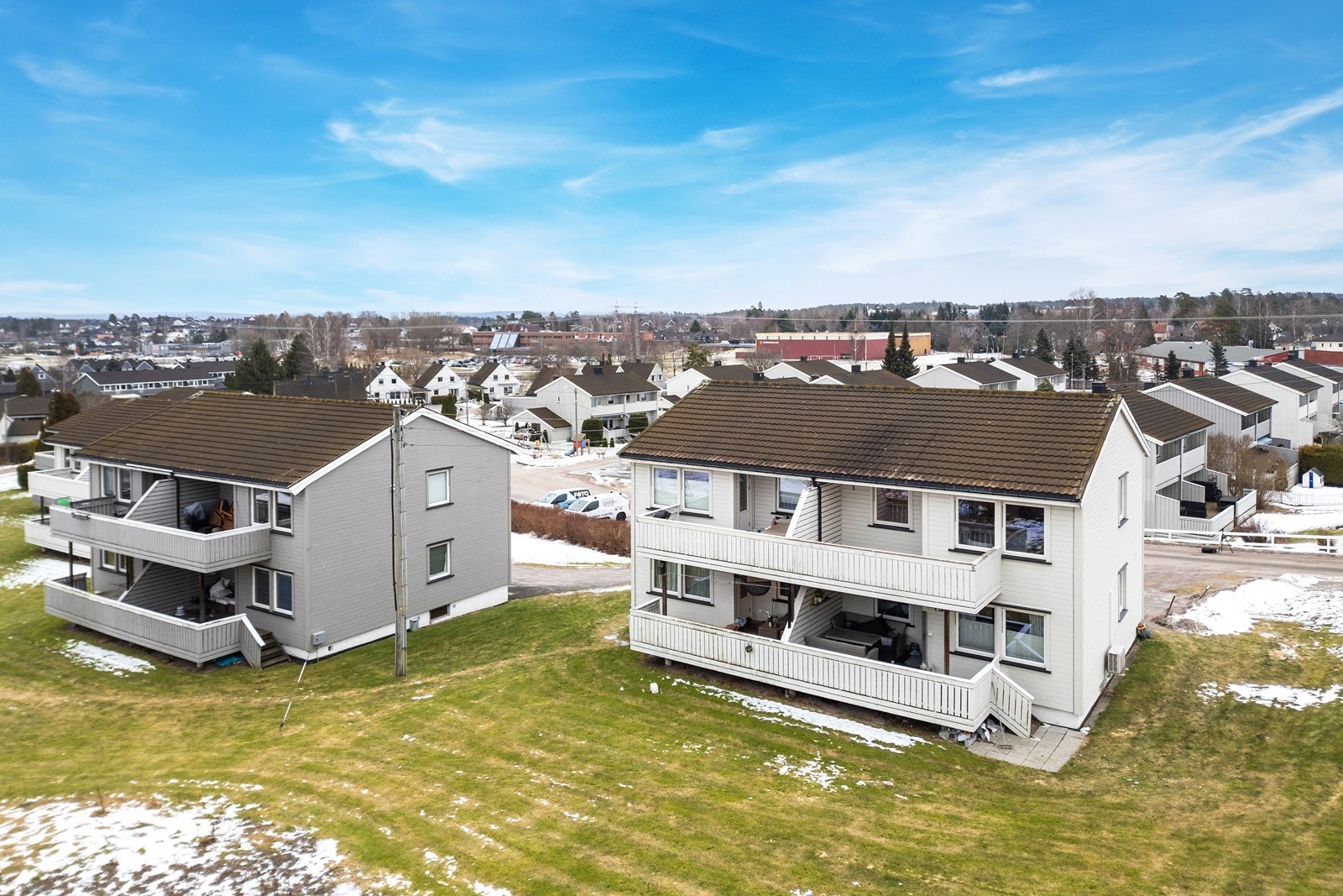 Solrik veranda med gode møbleringsmuligheter Galleribilde