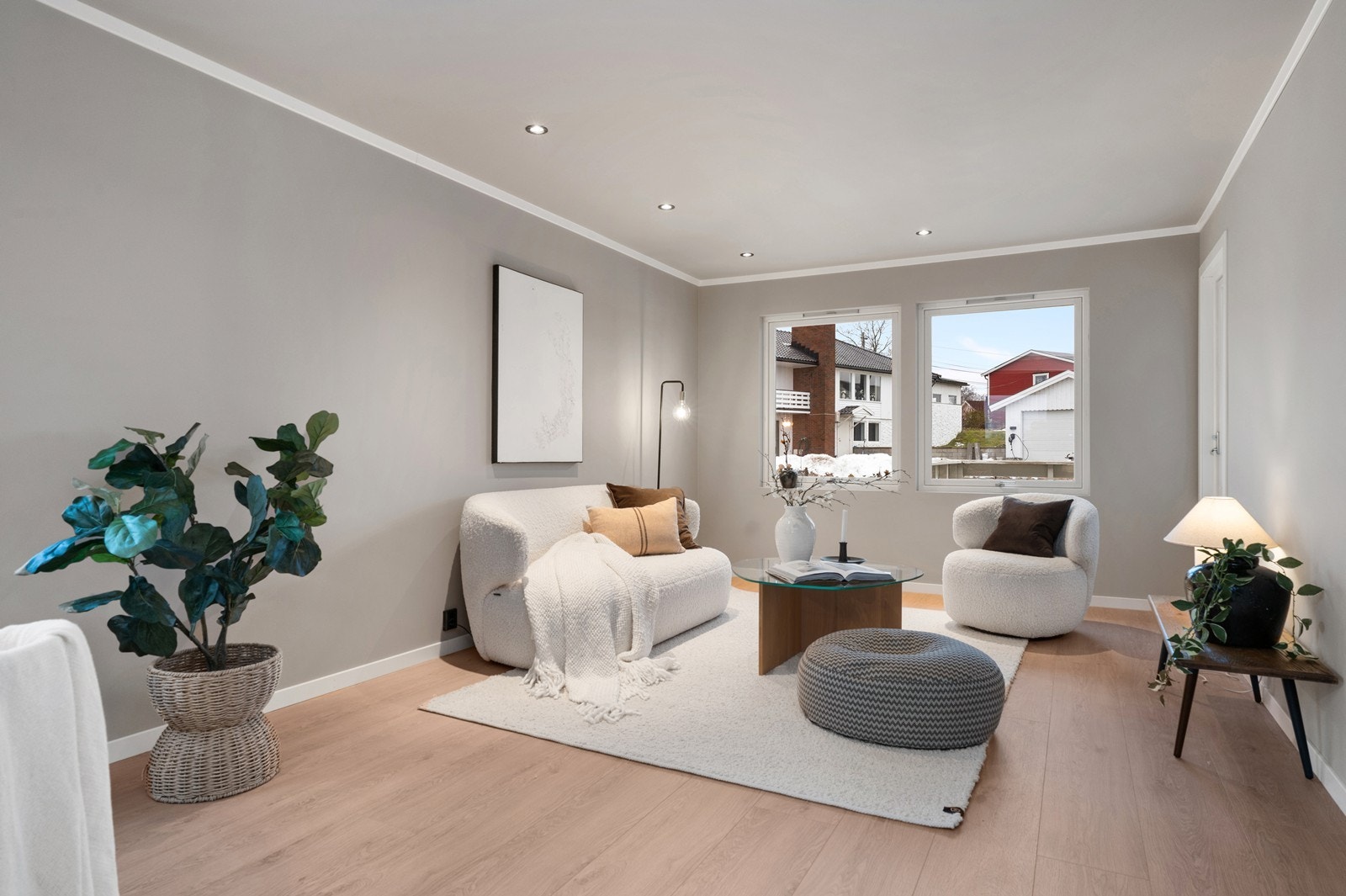 Lys og romslig stue med gode møbleringsmuligheter og moderne uttrykk. Galleribilde