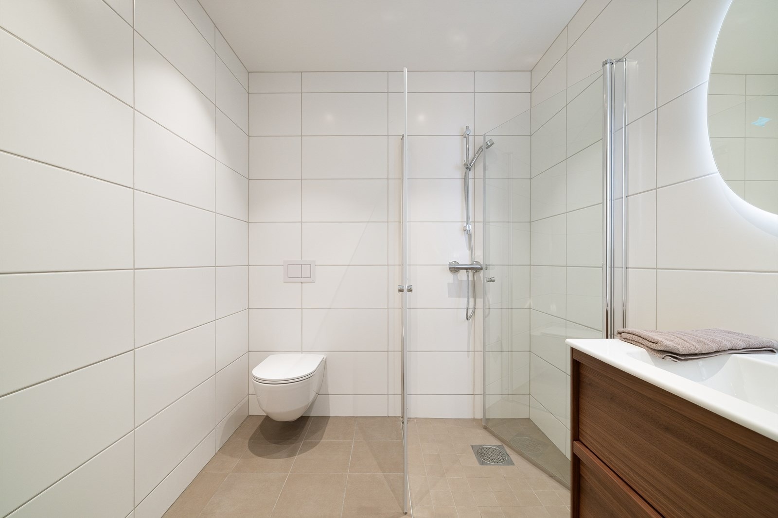 Baderommet er delikat med keramiske fliser på gulv og vegger. Galleribilde