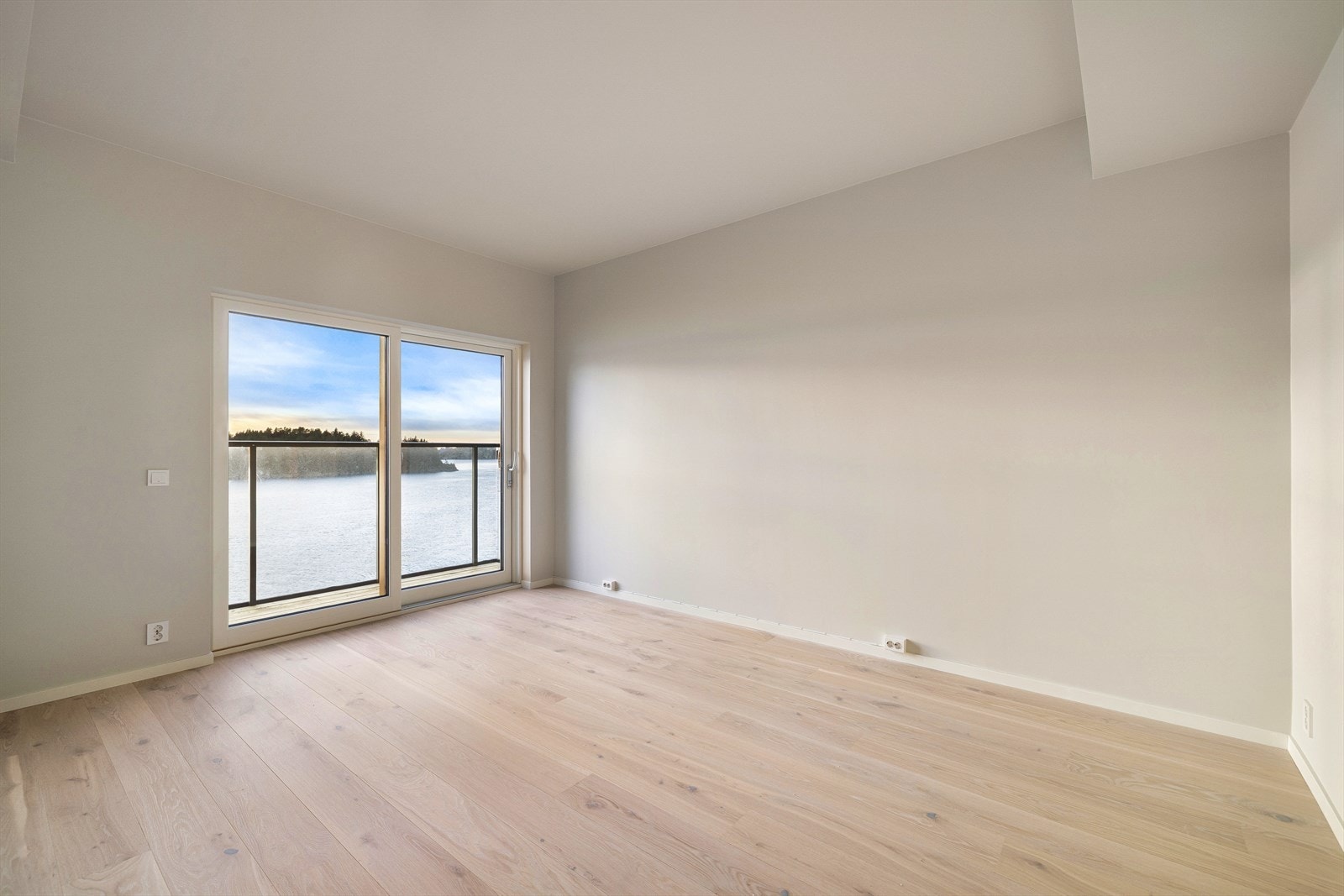 Leilighetens hovedsoverom har tilkomst fra stuen. Galleribilde