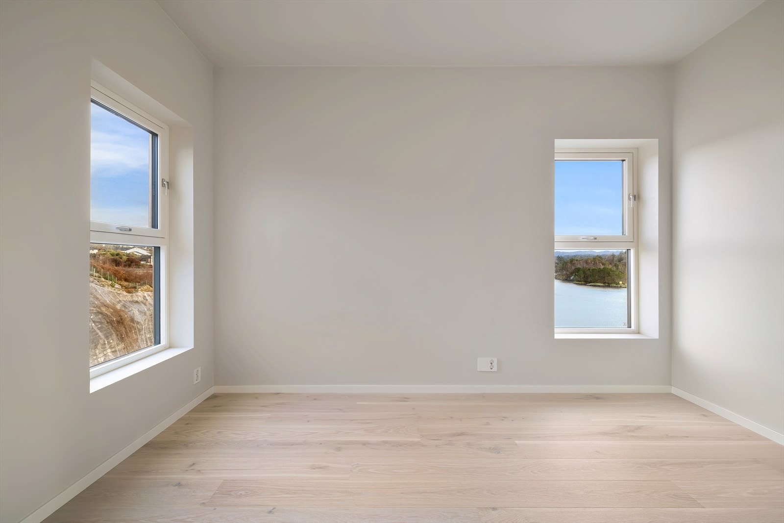 Soverom nr 2 er også av god størrelse og rommer både seng og garderobe. Galleribilde