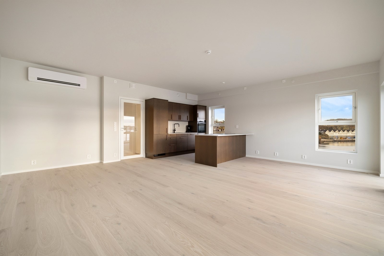 Store vindusflater gir rikelig med dagslys og skaper en luftig atmosfære. Galleribilde