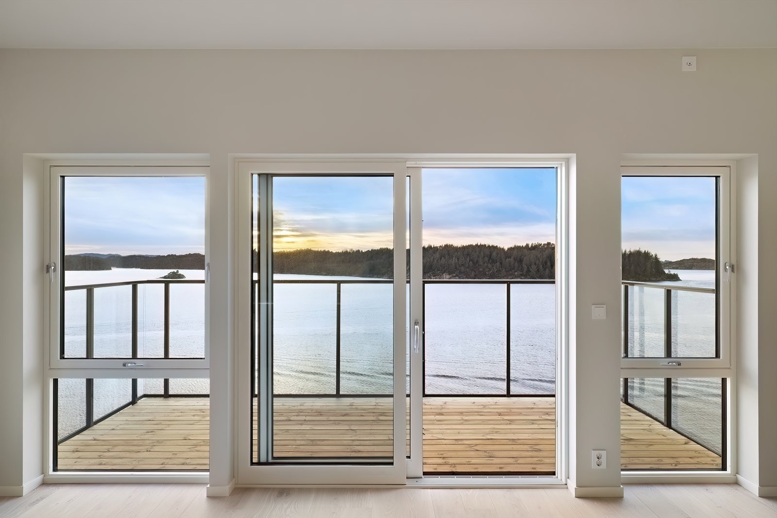 Fra stue/kjøkken er det utgang til flott sør-vestvendt altan på 9,8kvm. Galleribilde