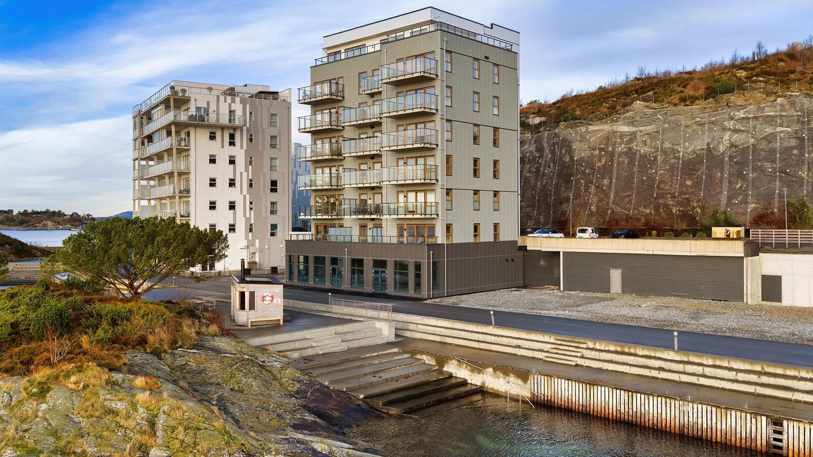 Like bortenfor finner du populær gjestehavn og sandstrand. Austevollsbadet er en kort spasertur unna. Galleribilde