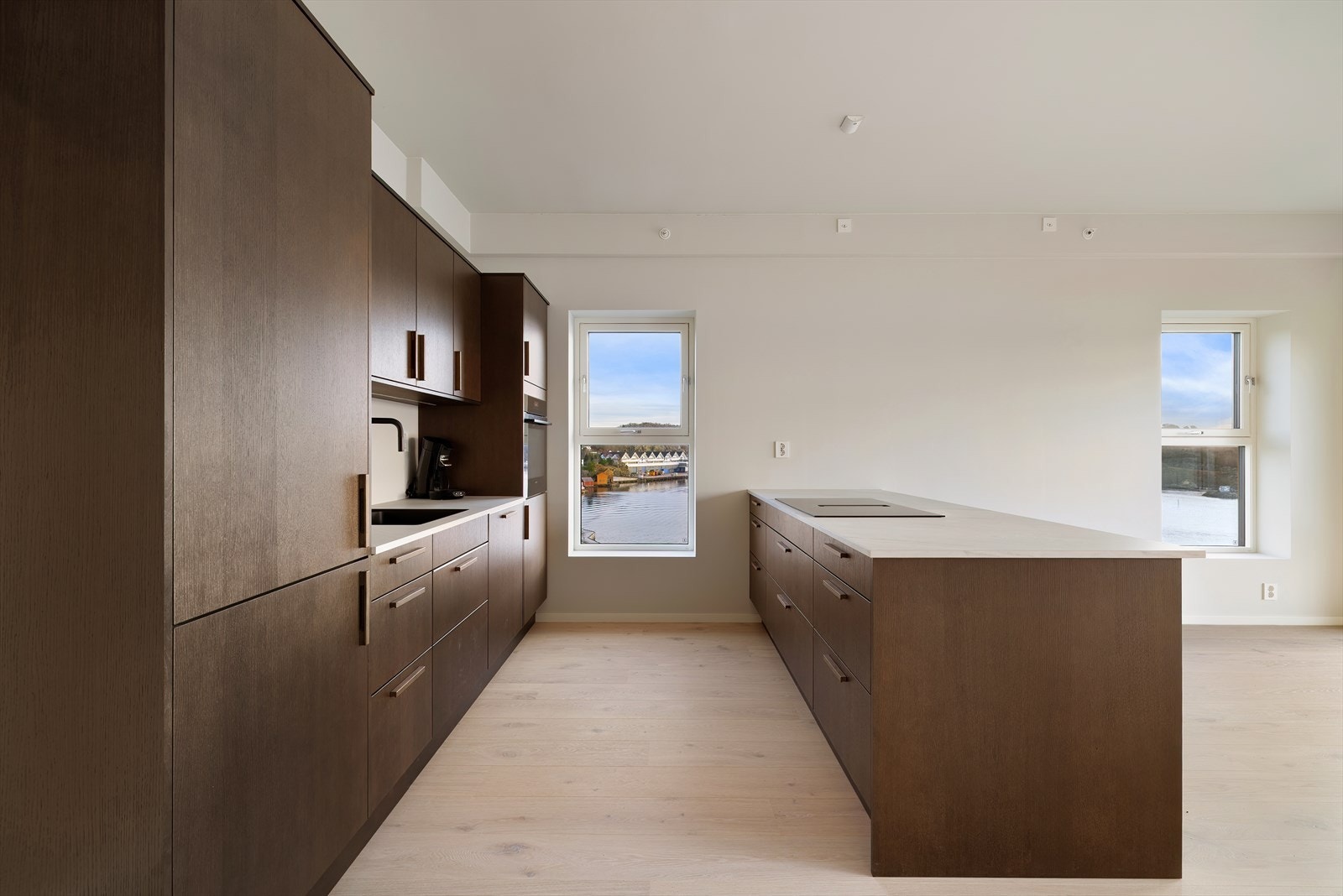 Kjøkkenet har delikat og moderne innredning fra kvalitetsleverandøren "Sigdal". Galleribilde