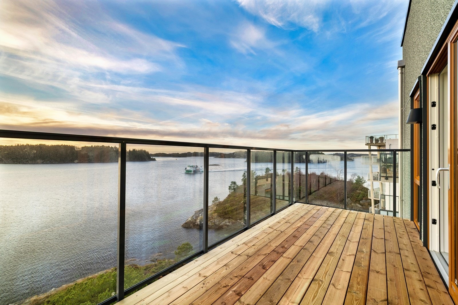 Herfra nyter man usedvanlig flott utsikt, samt svært gode solforhold. Galleribilde