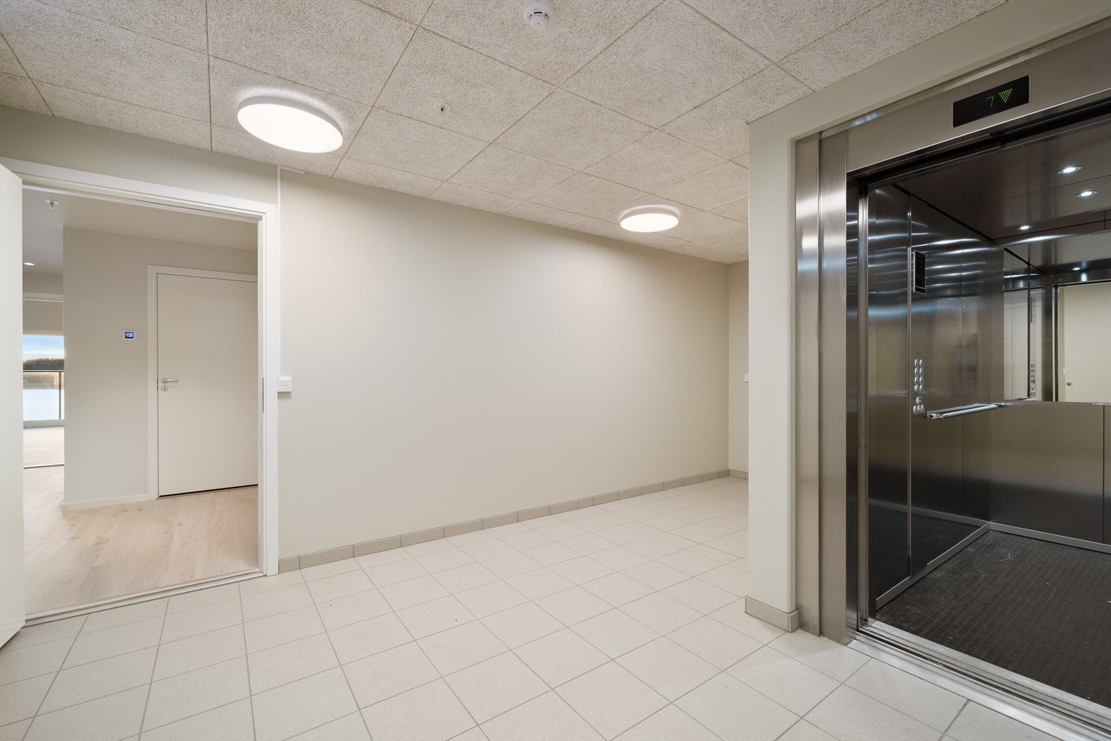 Leiligheten har parkering i lukket garasjeanlegg. Tørrskodd adkomst fra garasje via. heis. Galleribilde