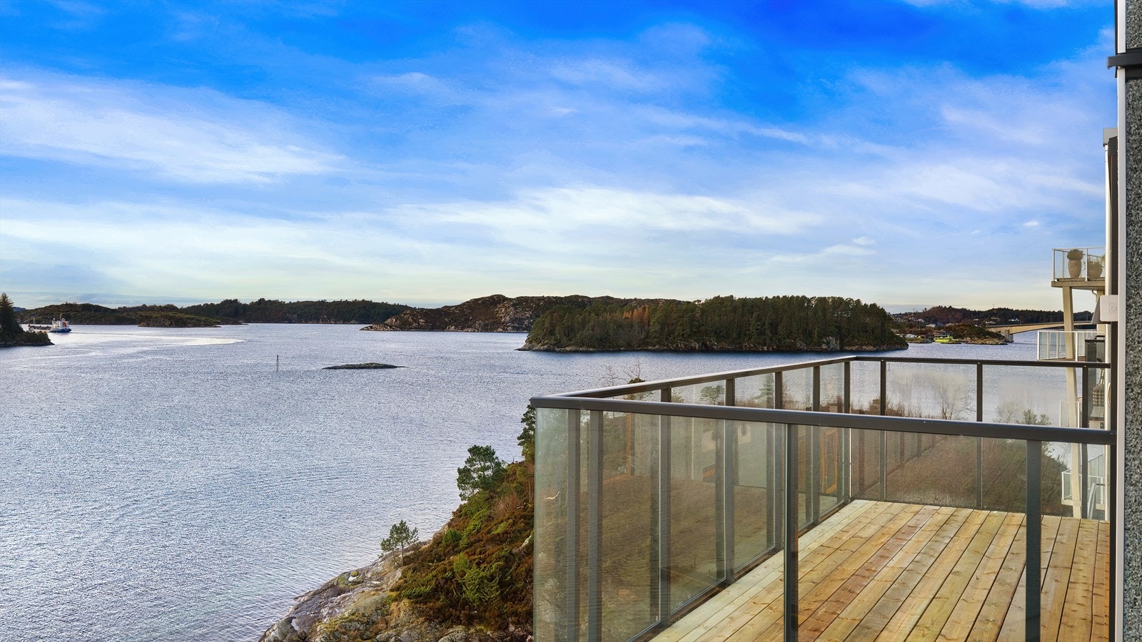 Leiligheten har en svært sentral beliggenhet på Storebø med kort gangavstand til bl.a. skoler, barnehager og dagligvarebutikker - likevel med sjøen som nærmeste nabo! Galleribilde