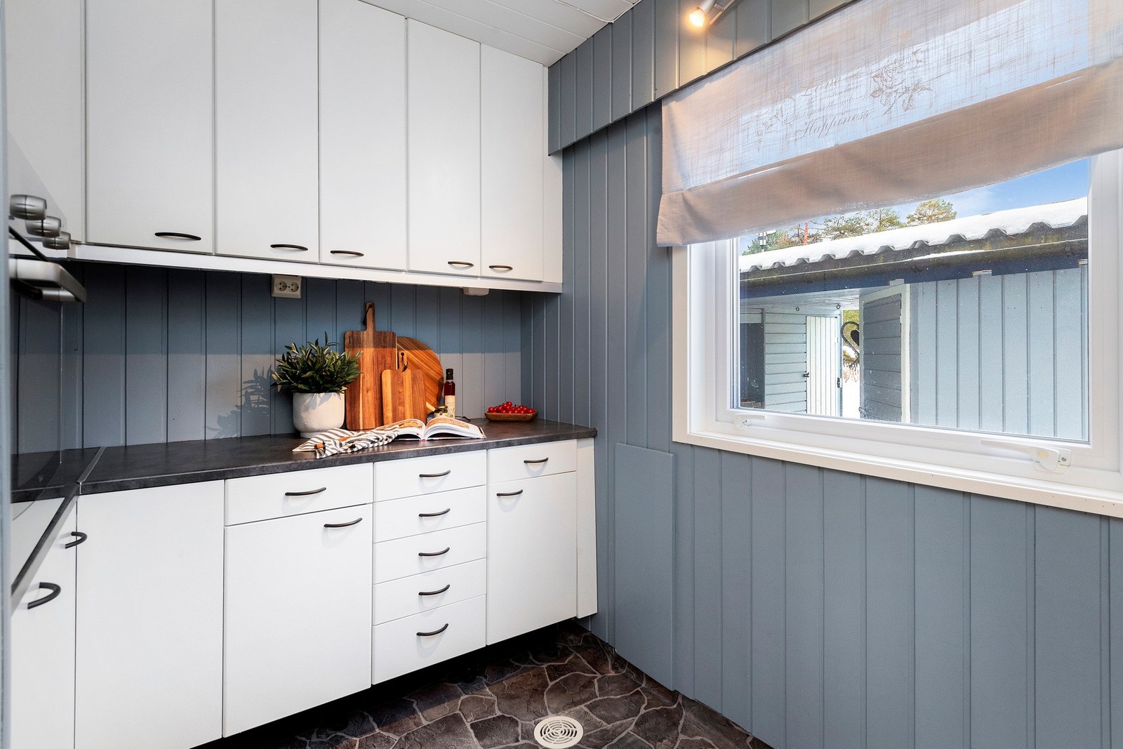 Kjøkkenet er romslig og rikelig med skap- og benkeplass. Galleribilde