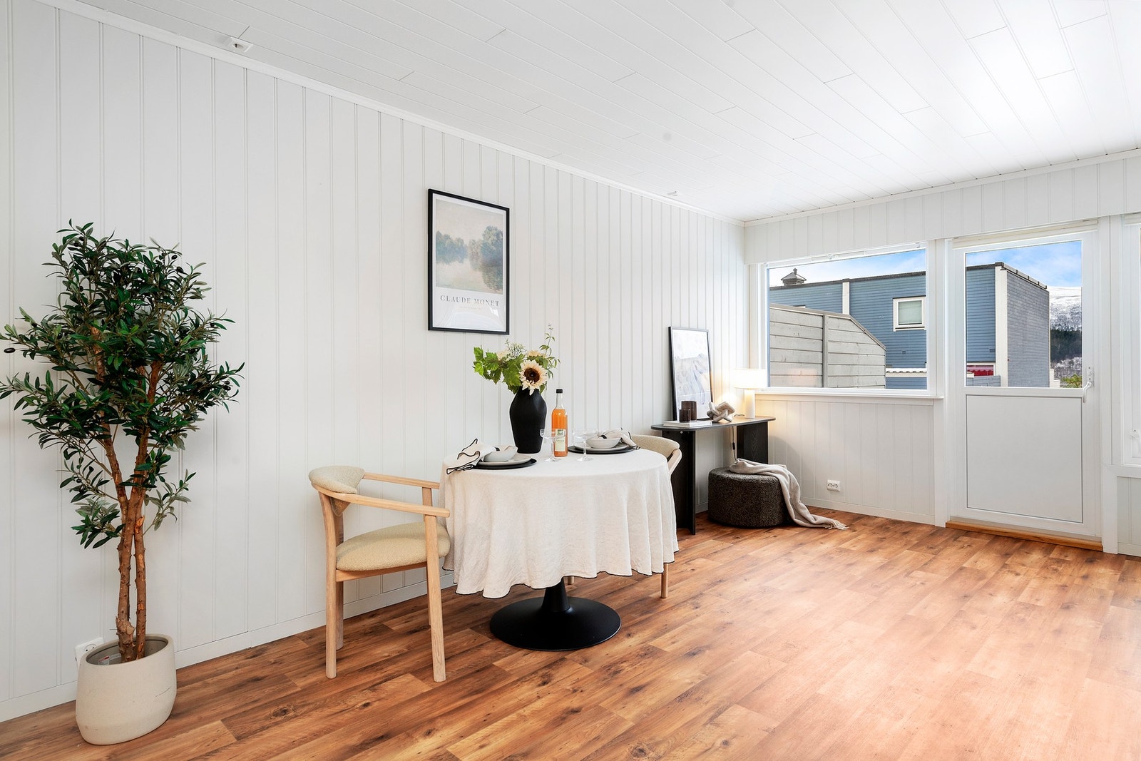 Fra stuen er det utgang til terrasse og inngjerdet hage. Galleribilde