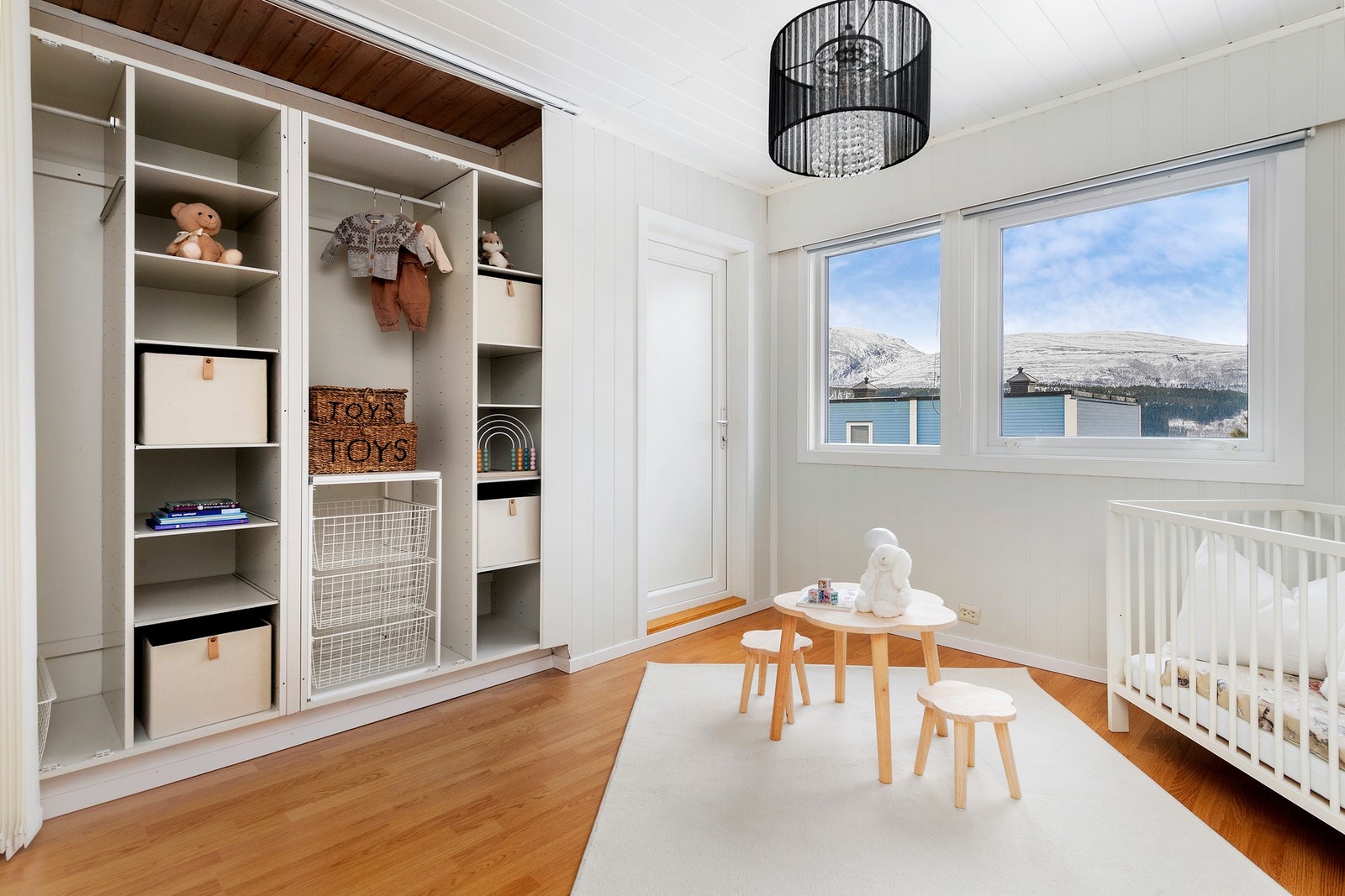 Soverom nr. 2 har praktisk skyvedørsgarderobe. Fra soverommet er det utgang til innglasset balkong. Galleribilde