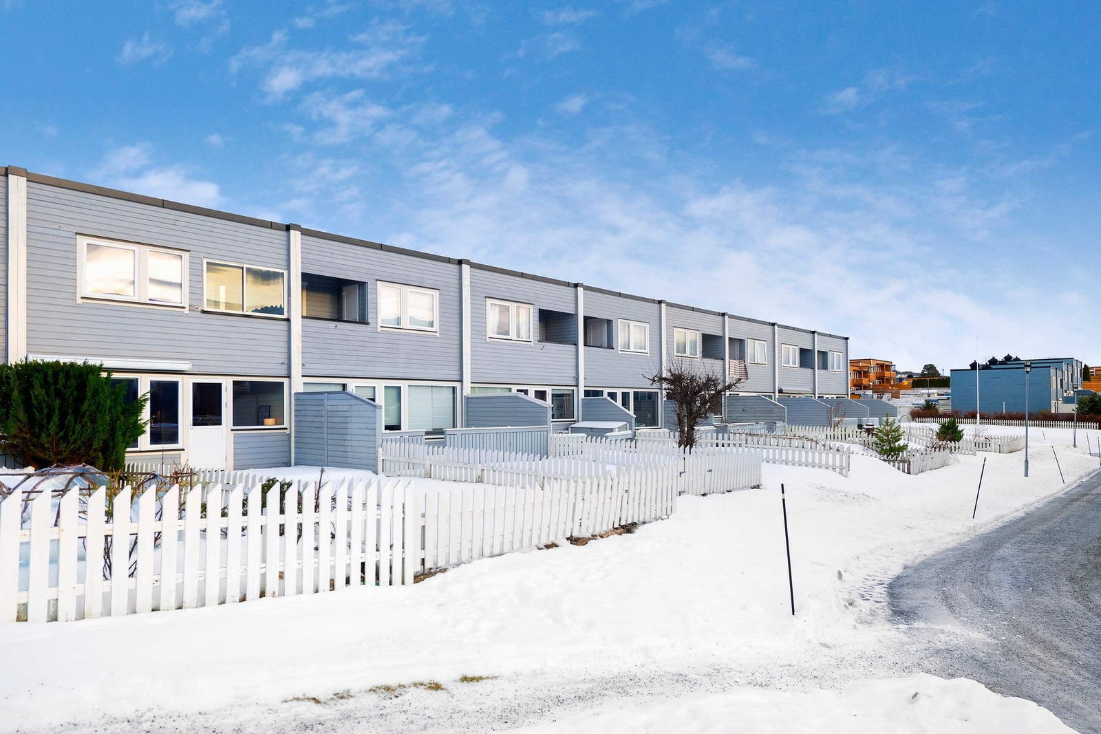 Hvert rekkehus disponerer egne, inngjerdede hager. Galleribilde