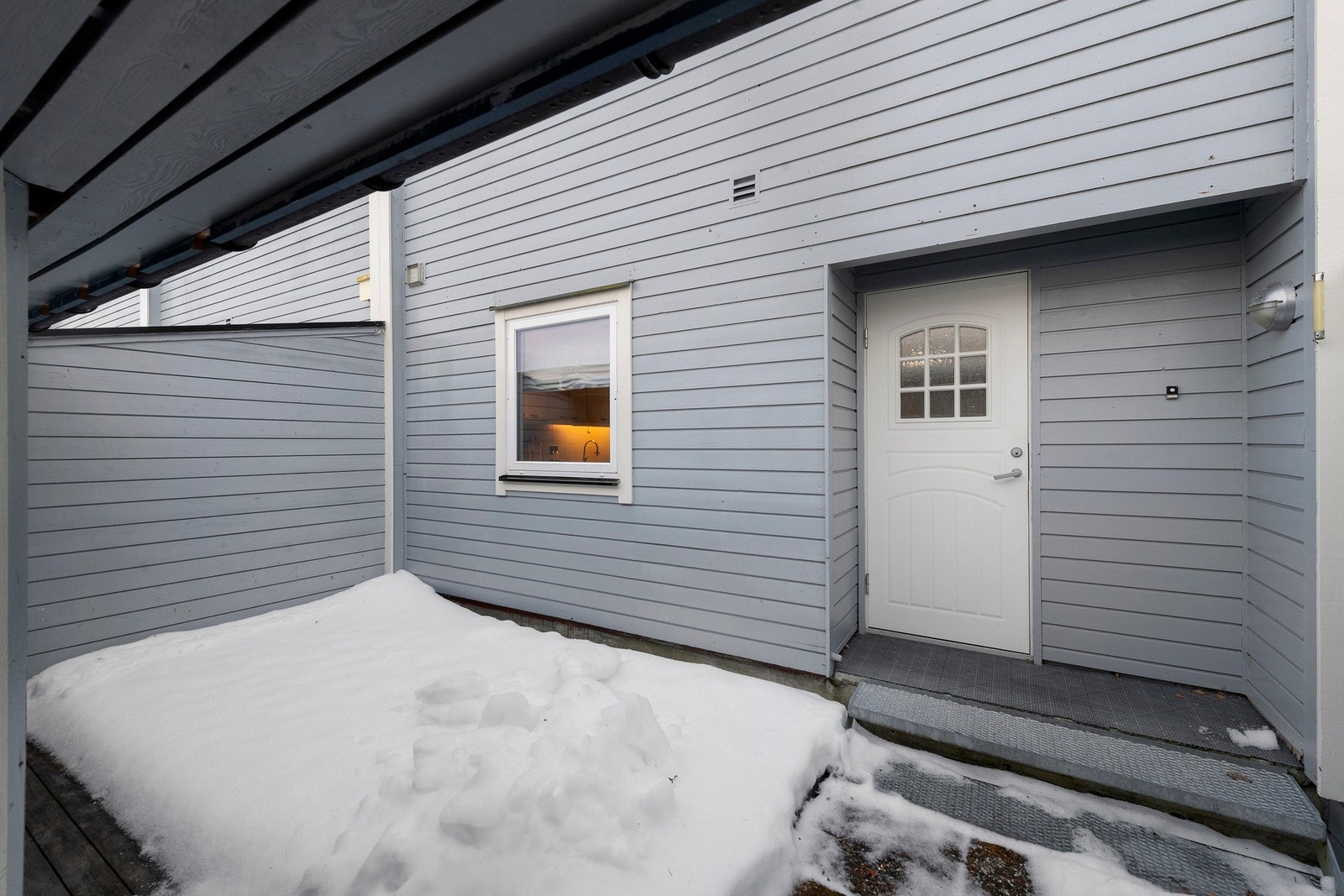 Ved inngspartiet er det fin uteplass med terrasse. Videre er det utvendig sportsbod. Galleribilde