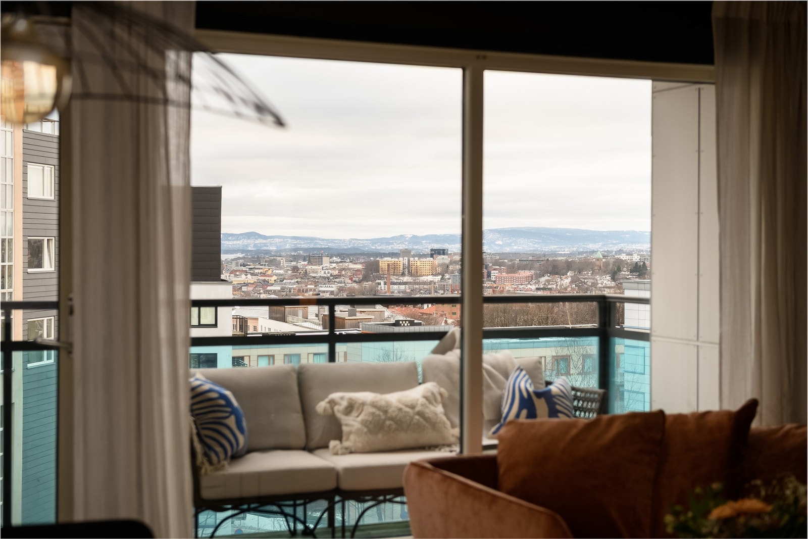 Fra stuen er det utgang til balkongen. Galleribilde