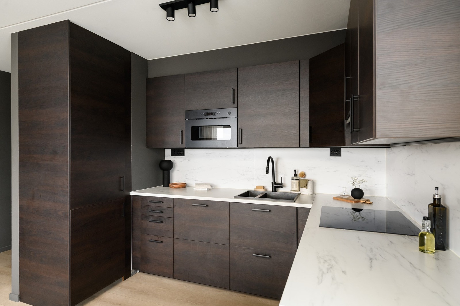 Kjøkkenet består av integrerte hvitevarer og lekre flater. Galleribilde