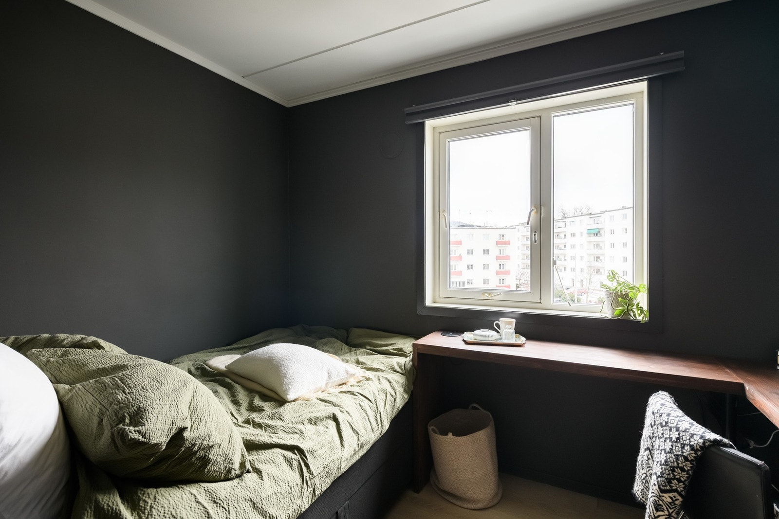 Gjesterommet er innredet med seng og plassbygget kontorbord. Galleribilde