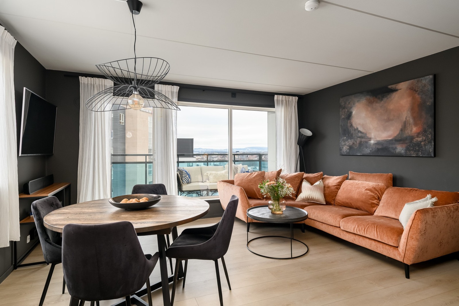 Stuen er pent oppusset med oppgraderte overflater. Galleribilde