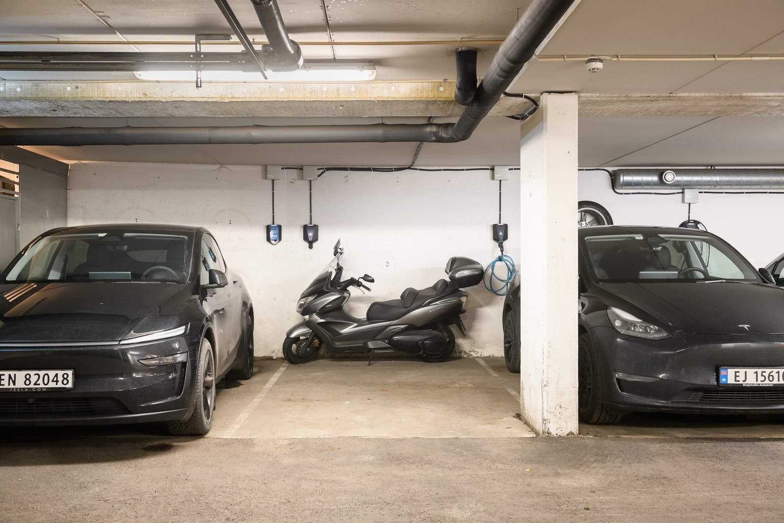 Leieavtgale på garasjeplass med el-lader medfølger. Galleribilde