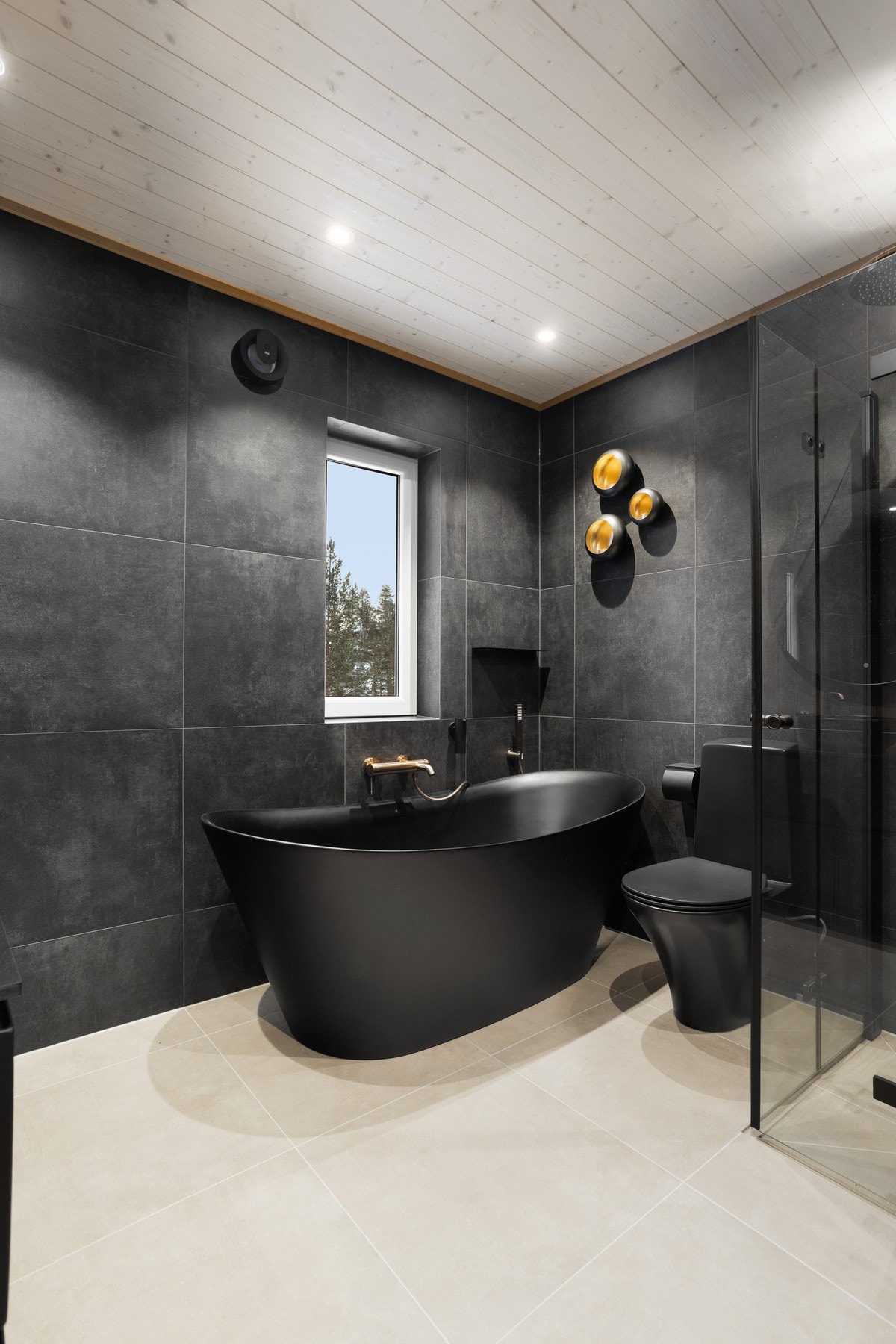 Rommet er flislagt og har varmekabler i gulv. Galleribilde