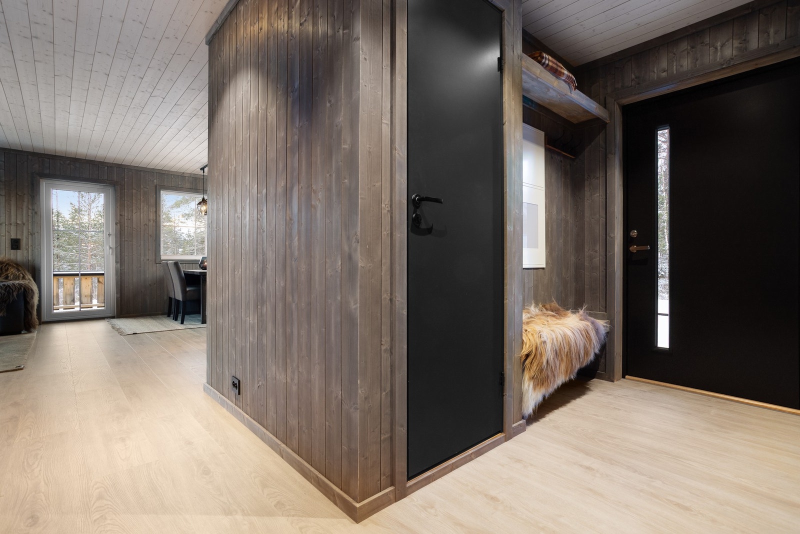 Fin gang med plassbygget benk og hylle. Tilgang til bod med ytterligere lagringsplass. Galleribilde