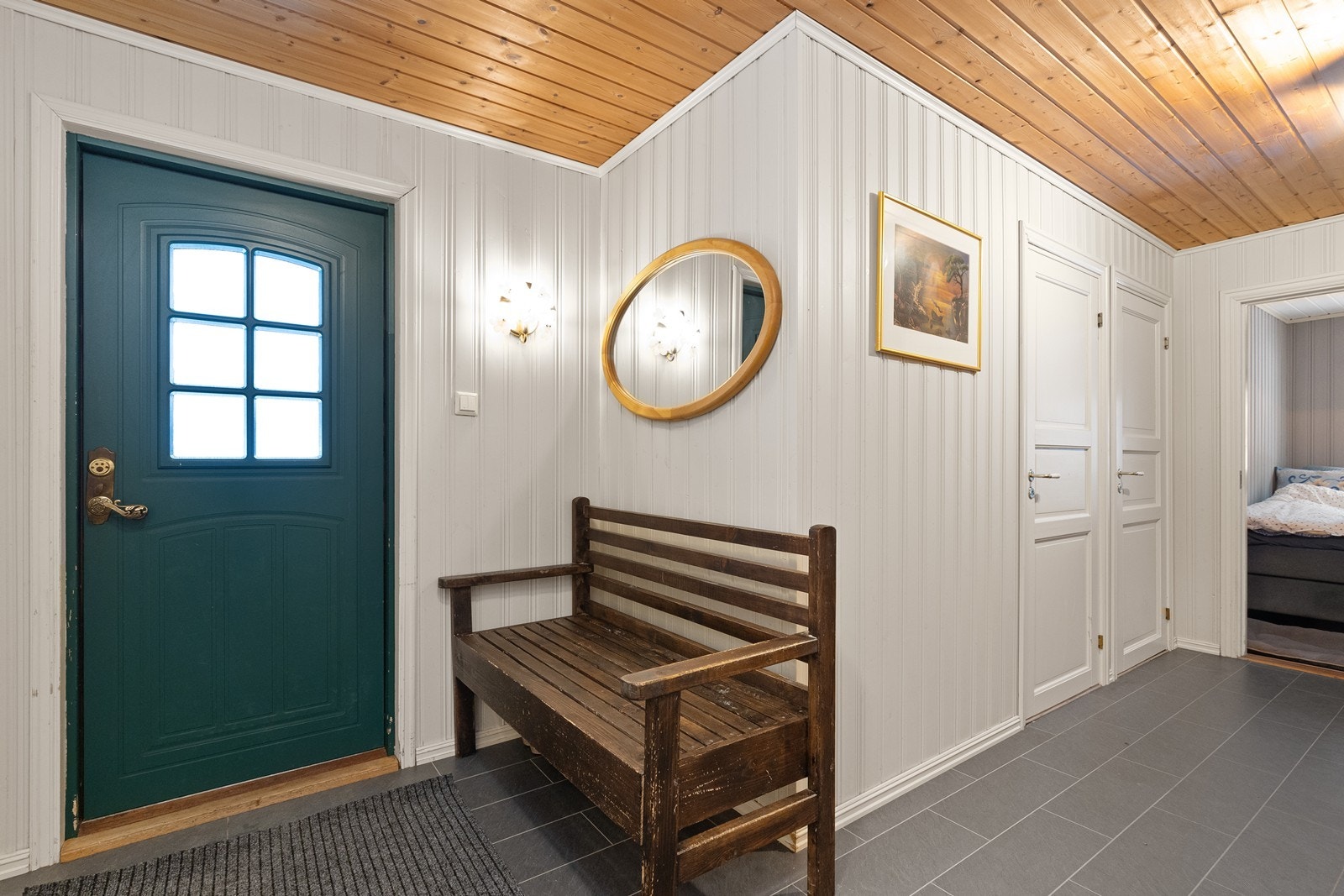 Inngangspartiet til hovedhuset ønsker velkommen inn i en romslig entrè Galleribilde