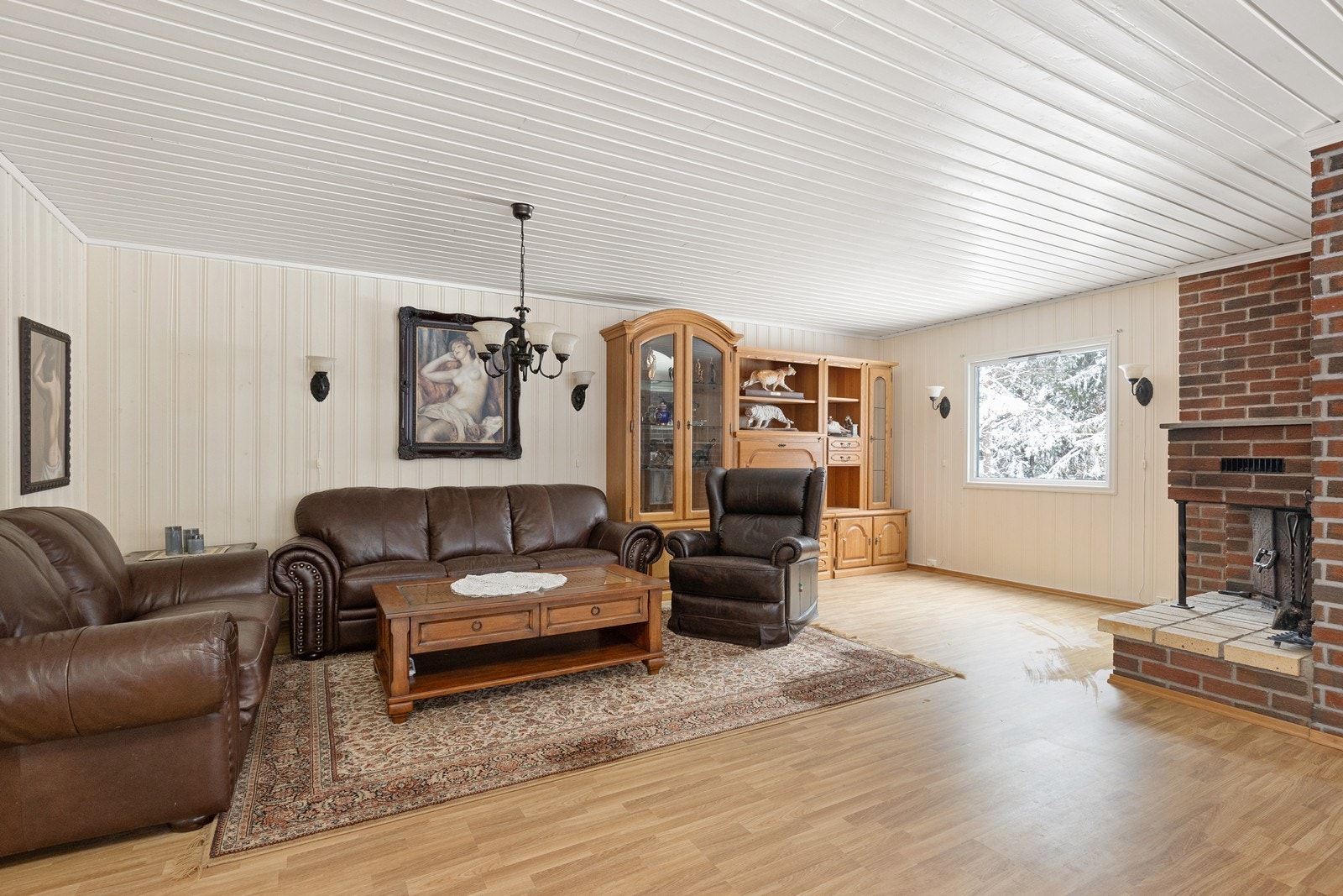 Rommet har laminatgulv og vegger med trepanel, som gir en lun atmosfære Galleribilde