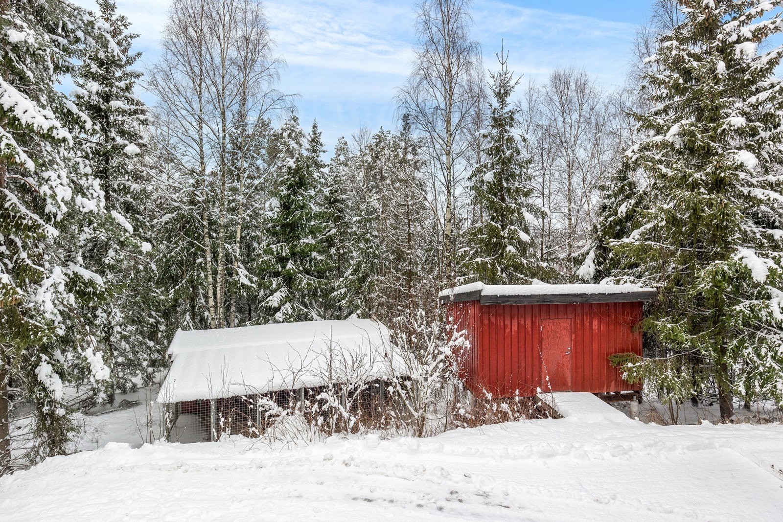 Flere uthus på eiendommen gir gode lagringsmuligheter for utstyr og ved Galleribilde