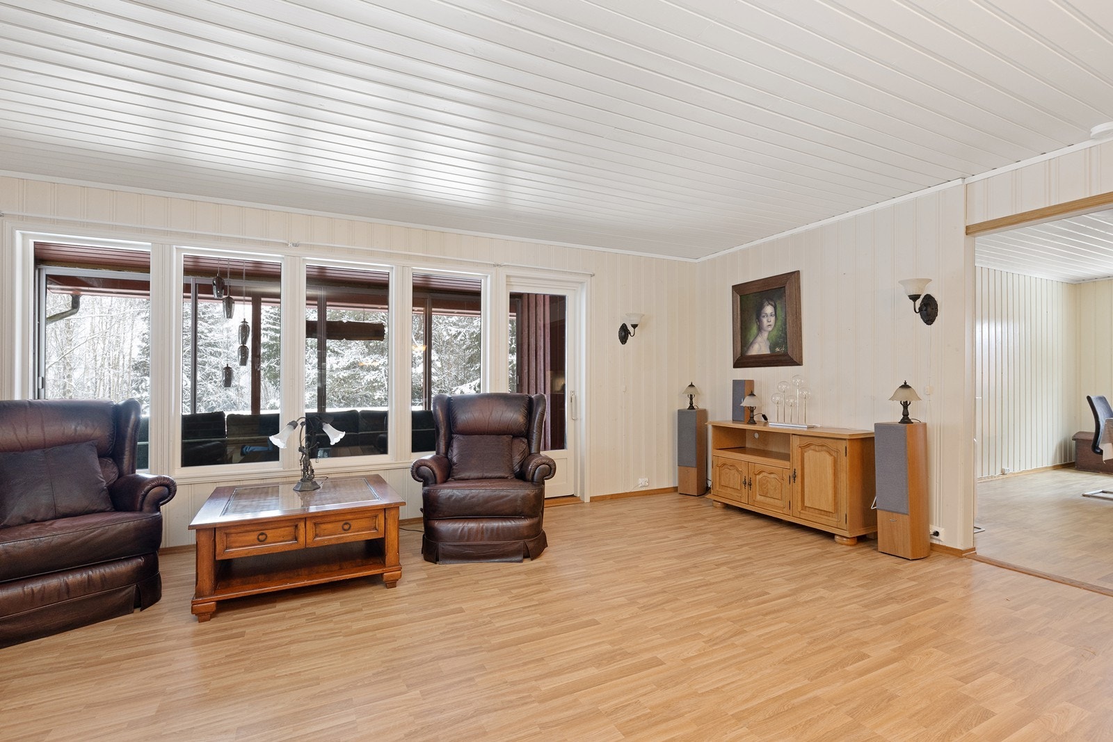 Store vindusflater gir rikelig med dagslys og utsikt mot naturen Galleribilde