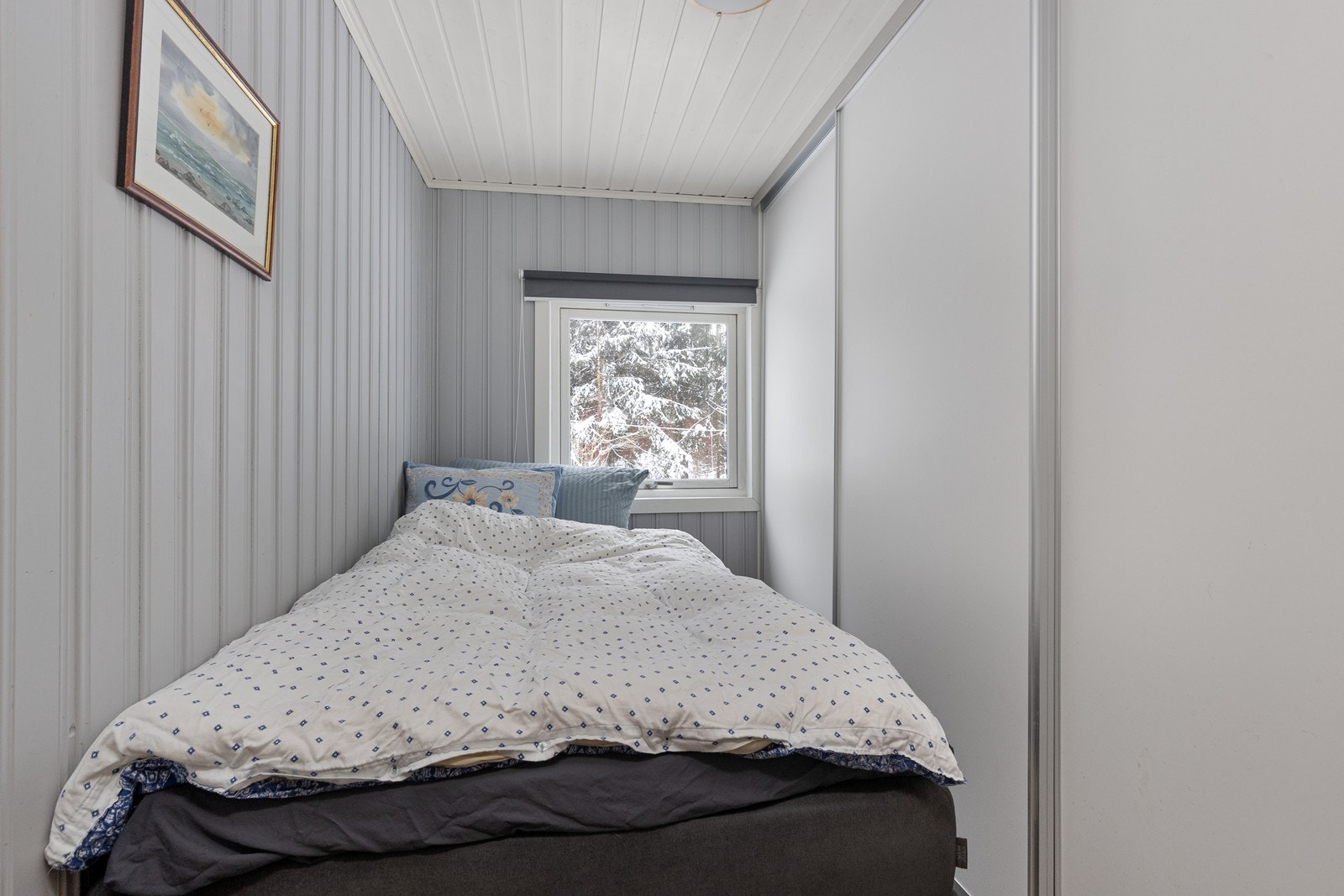 Et annet av soverommene, med plass til seng og garderobeløsning Galleribilde