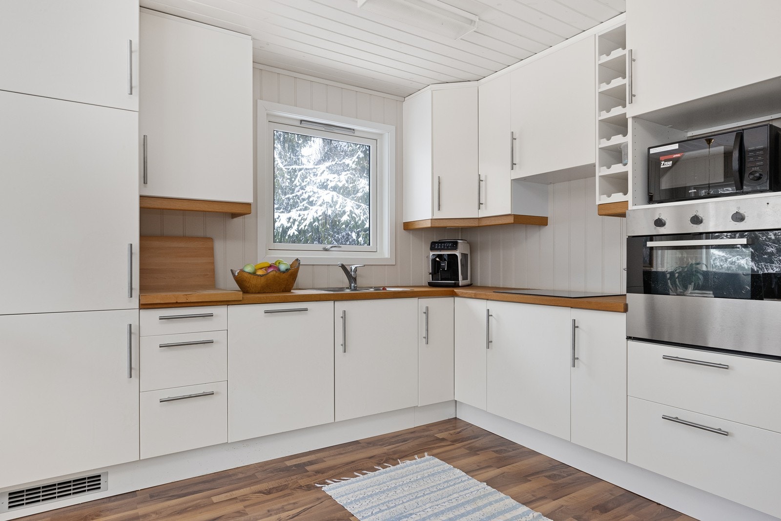 Annekset har et eget, lyst kjøkken med åpen løsning mot stuen Galleribilde