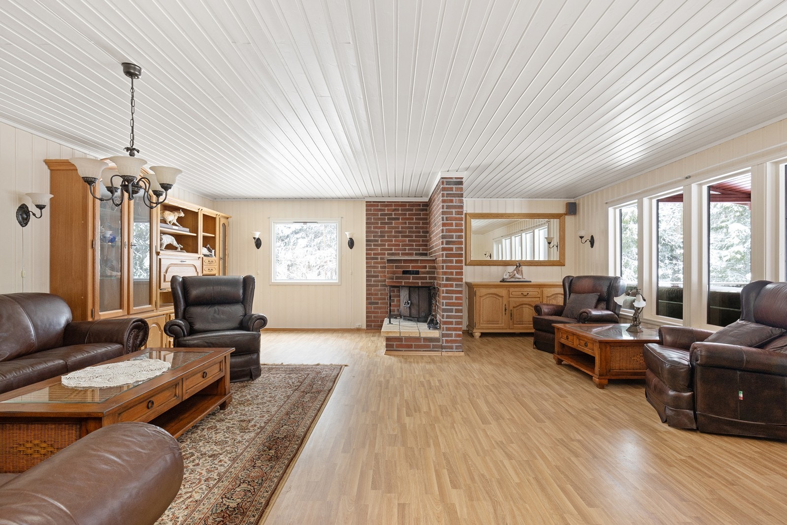 Stuen er et romslig samlingspunkt med god plass til flere sittegrupper Galleribilde