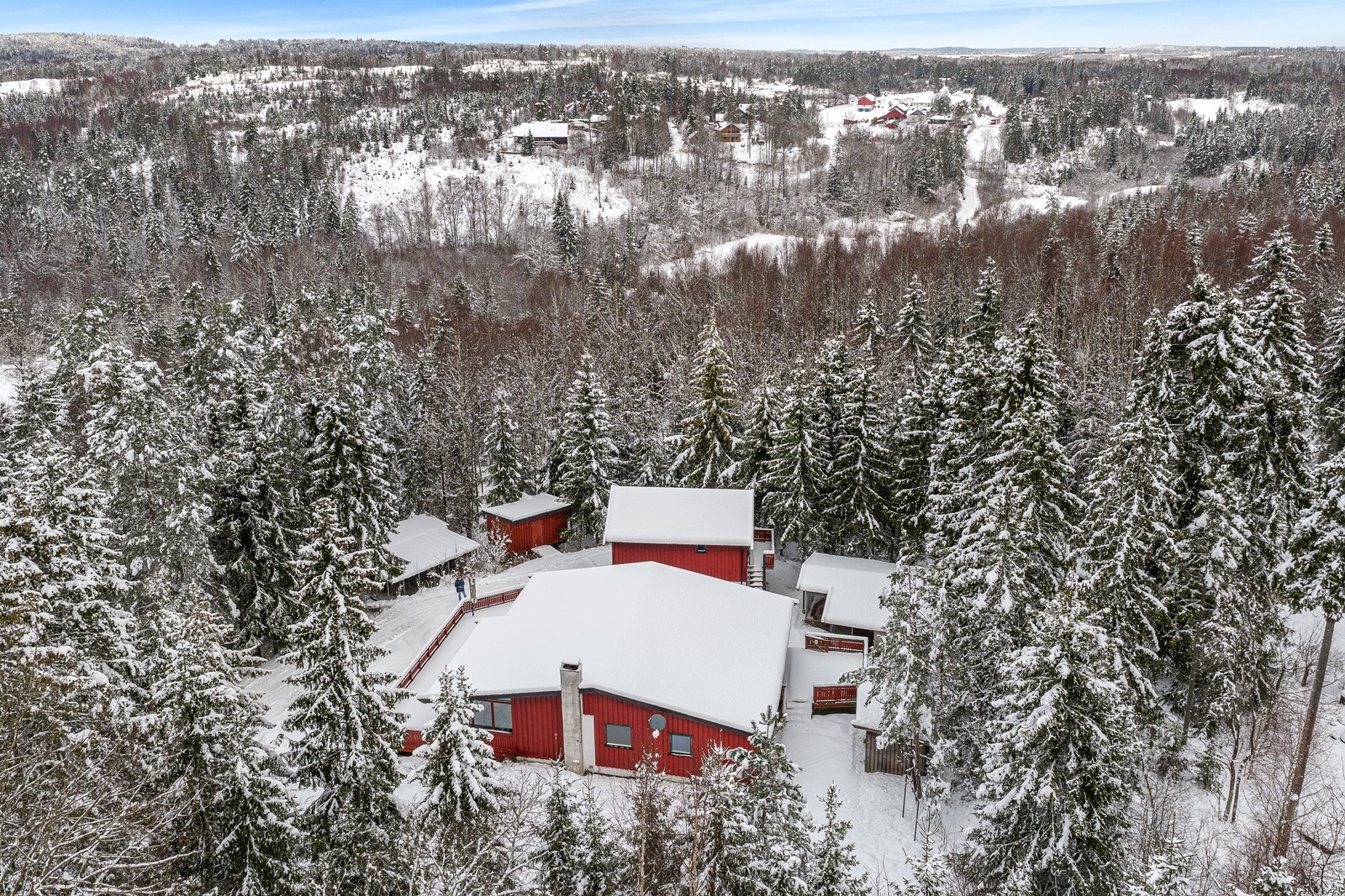 Eiendommen ligger usjenert til med umiddelbar nærhet til turstier som vedlikeholdes av Vestby Turlag Galleribilde