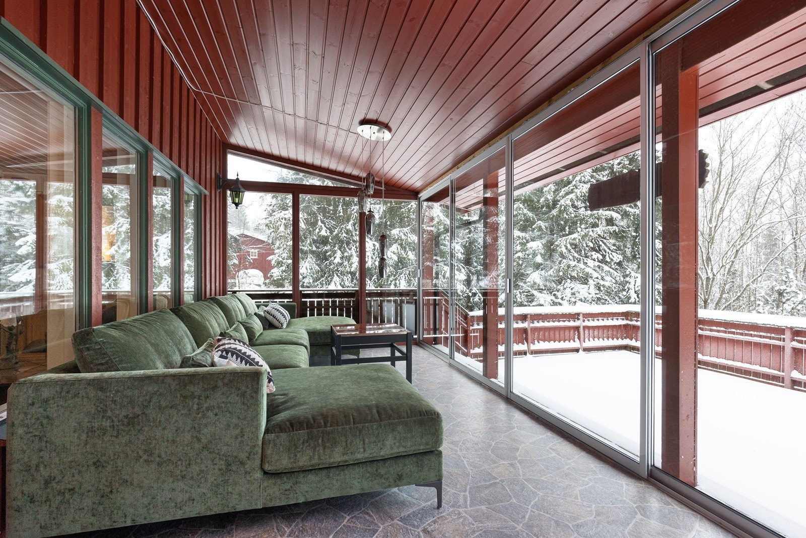 Innglasset hagestue som forlenger sesongen og gir en tett kontakt med uteområdet Galleribilde