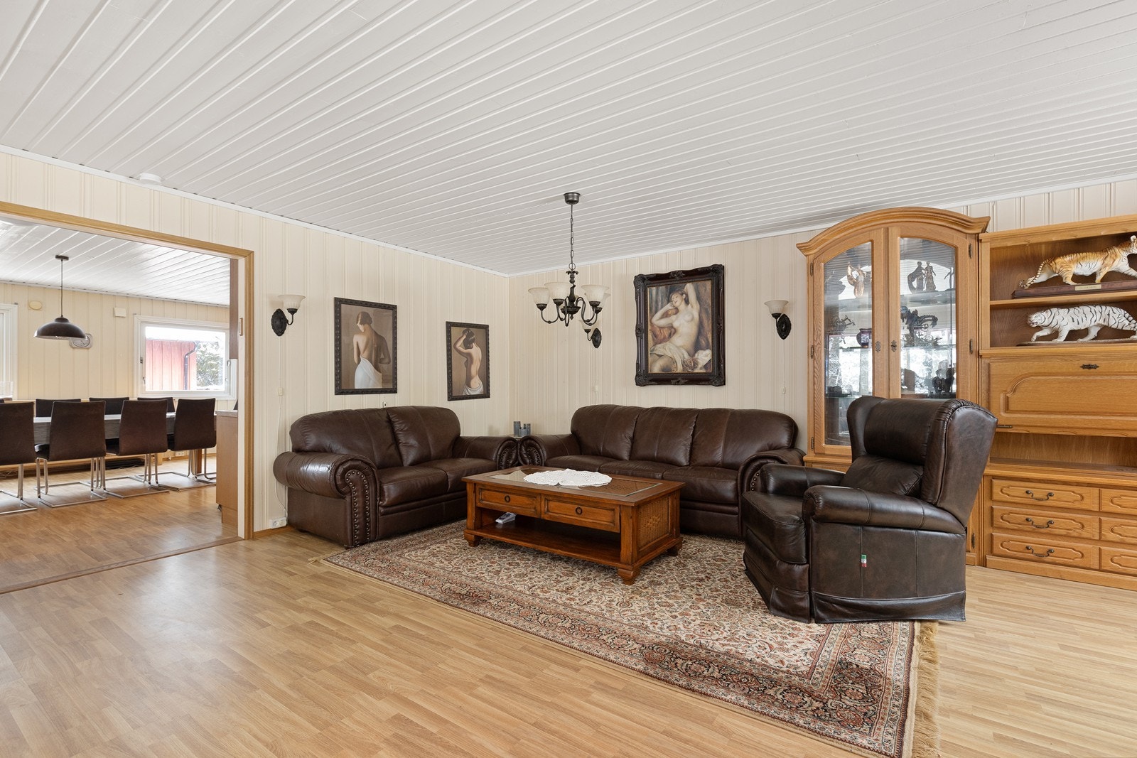 Åpen løsning fra stuen mot kjøkken og spisestue skaper en sosial sone Galleribilde