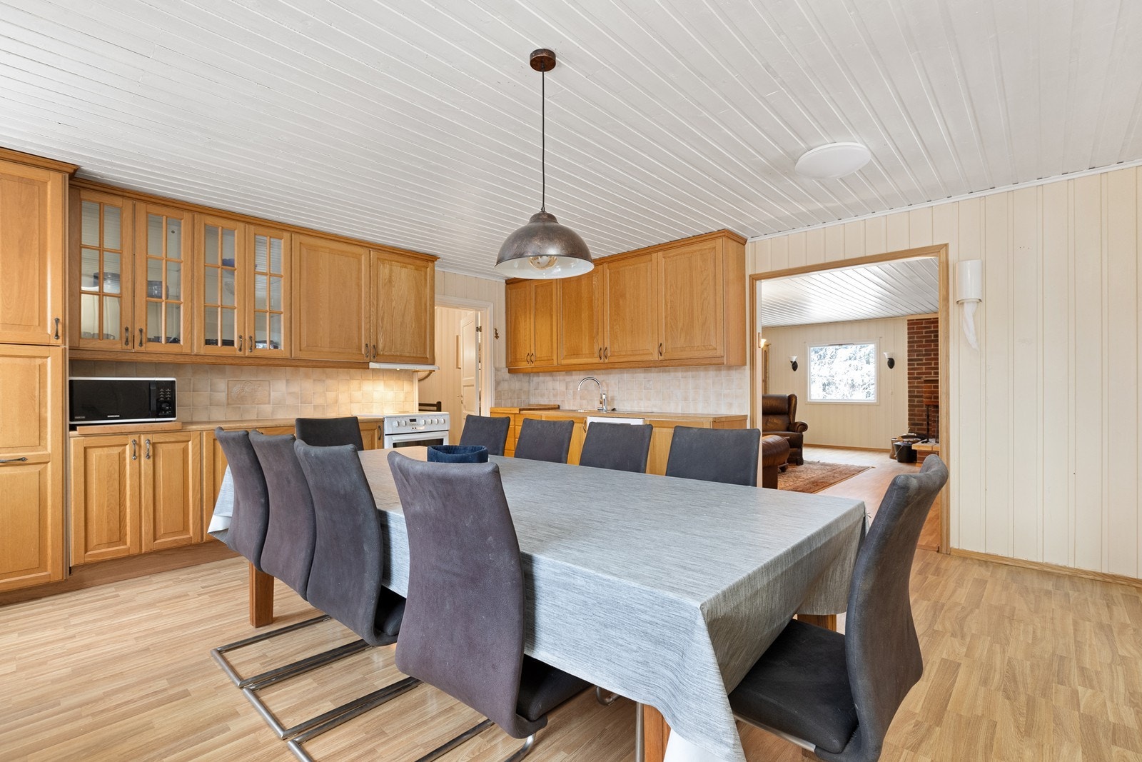 Kjøkkeninnredning i eik med rikelig skap- og benkeplass Galleribilde