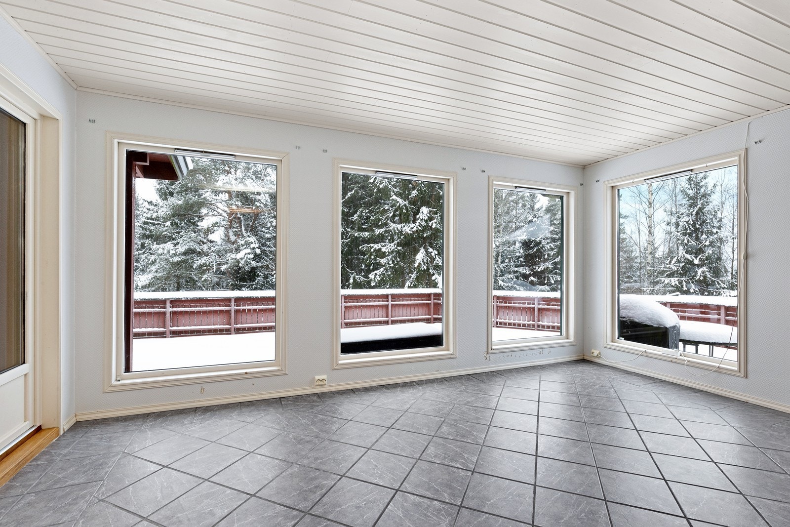 Et fleksibelt rom med flislagt gulv, egnet for både avslapning og sosiale sammenkomster Galleribilde