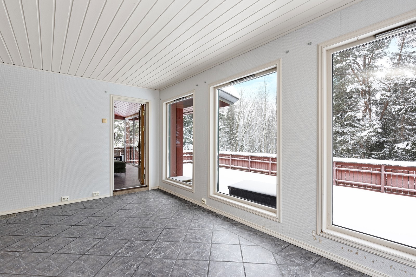 Herfra er det utgang til den store terrassen som omkranser boligen Galleribilde