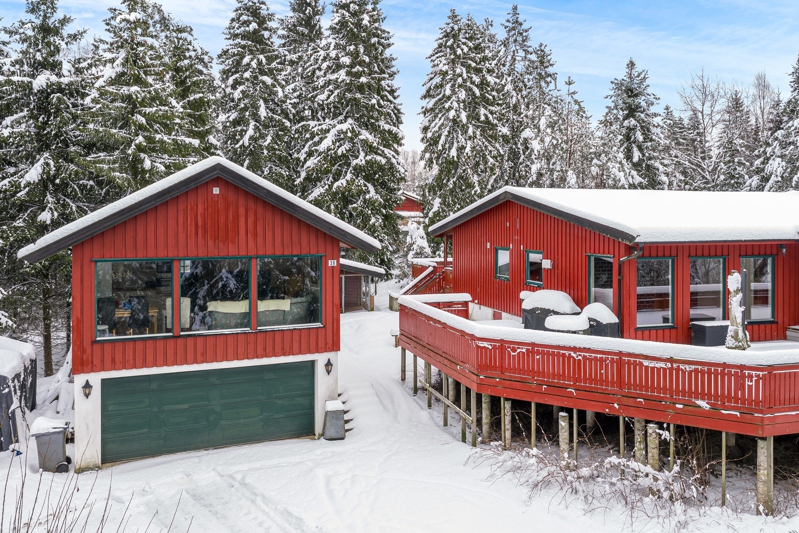 Eiendommen har en stor, usjenert tomt med flere uteplasser og gode solforhold Galleribilde